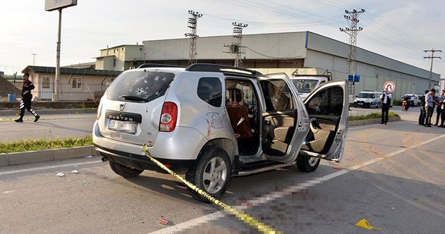 Adana&#039;da otomobili kalaşnikof ve tabancayla taradılar: 1 ölü, 2 yaralı