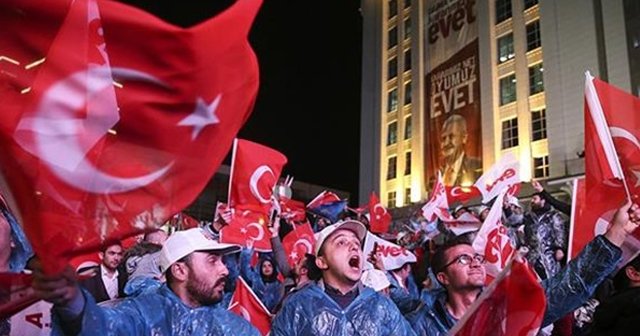 AK Parti&#039;de &#039;evet zaferi&#039; coşkusu