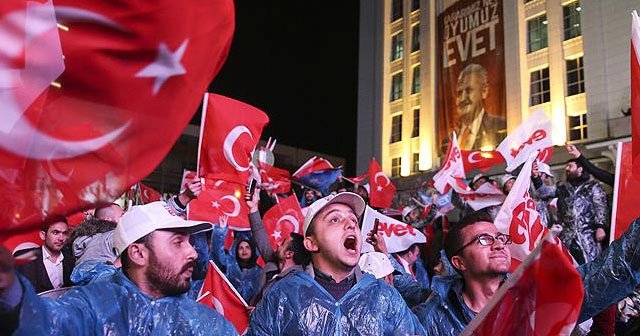 AK Parti önünde büyük coşku