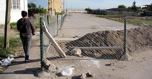 Arsasından geçtiğini iddia ettiği yolu trafiğe kapattı