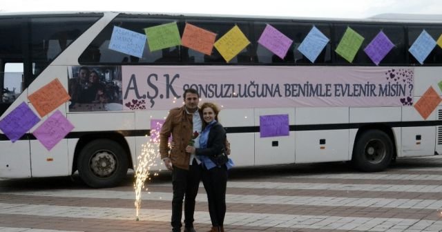 Aşk otobüsüyle evlenme teklifi
