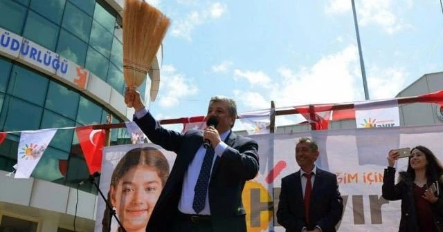 Balbay'dan süpürgeli referandum çalışması