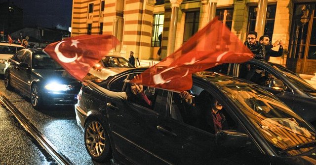 Balkanlar&#039;da referandum kutlaması