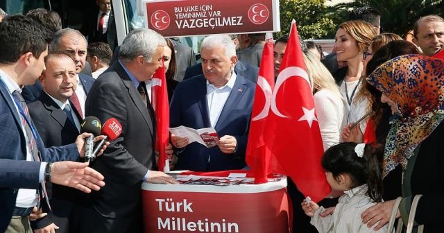 Başbakan Yıldırım İzmir&#039;de MHP&#039;nin &#039;evet&#039; standını ziyaret etti