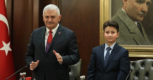 Başbakan Yıldırım koltuğunu 5. sınıf öğrencisi Keçe&#039;ye bıraktı