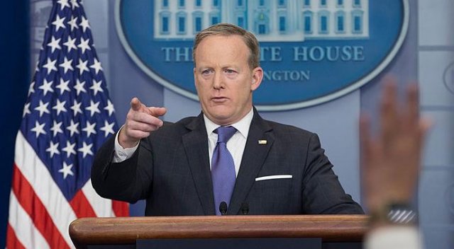 Beyaz Saray Sözcüsü Spicer&#039;dan Hitler özrü