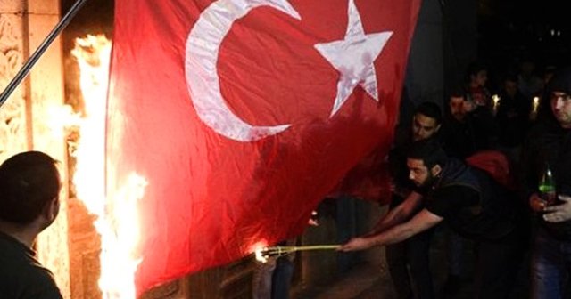 Dışişleri&#039;nden Türk bayrağının yakılmasına sert tepki
