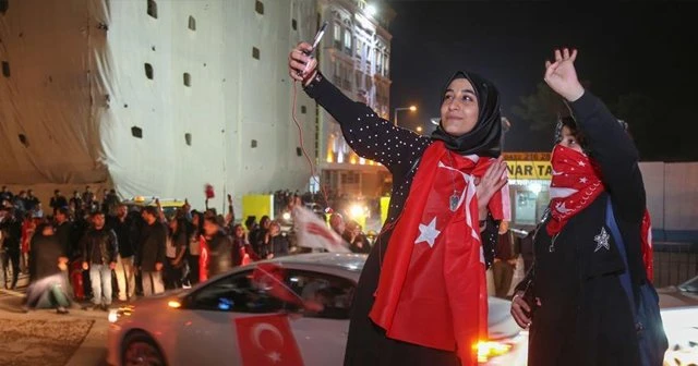 Doğu'da referandum kutlaması