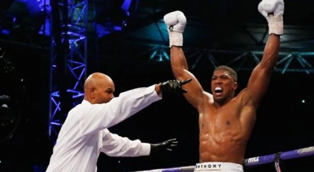 Dünyanın konuştuğu maçta kazanan Joshua!