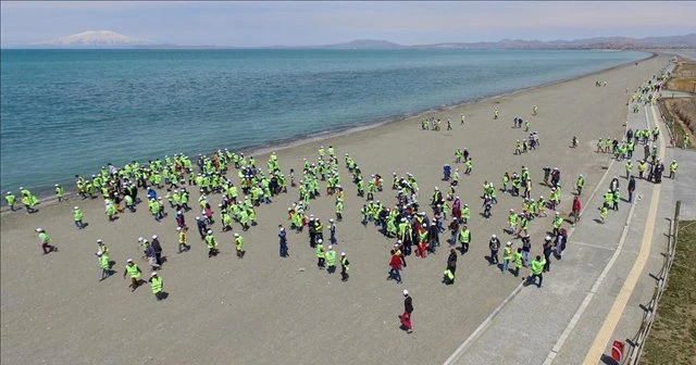 Edremit'te 15 bin öğrenci çöp topladı
