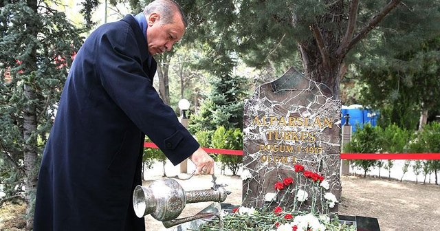 Erdoğan&#039;dan Türkeş&#039;in mezarına sürpriz ziyaret