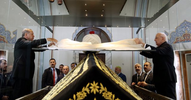 Erdoğan, Fatih Sultan Mehmet’in kabri başında Kur’an okudu