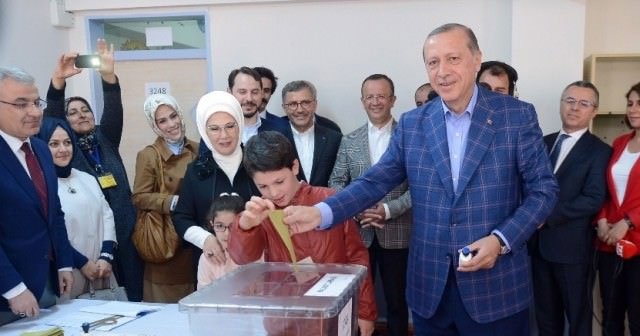 Erdoğan&#039;ın oy kullandığı sandıktan &quot;evet&quot; çıktı