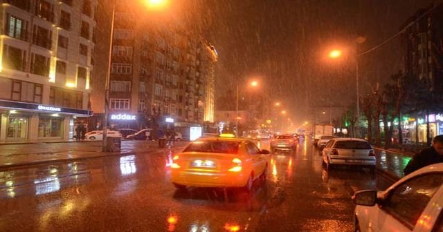 Eskişehir&#039;de kar nedeniyle yolları kapadı