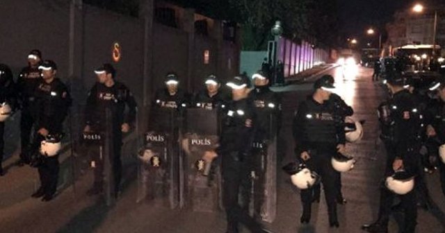 Galatasaray taraftarı Florya&#039;ya akın etti, polis TOMA ile önlem aldı