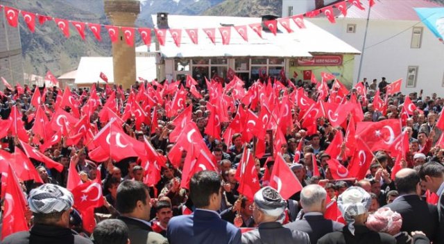 Hakkari halkı PKK&#039;yı protesto için sokaklara döküldü