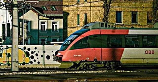 İki yolcu treni çarpıştı: 7 yaralı