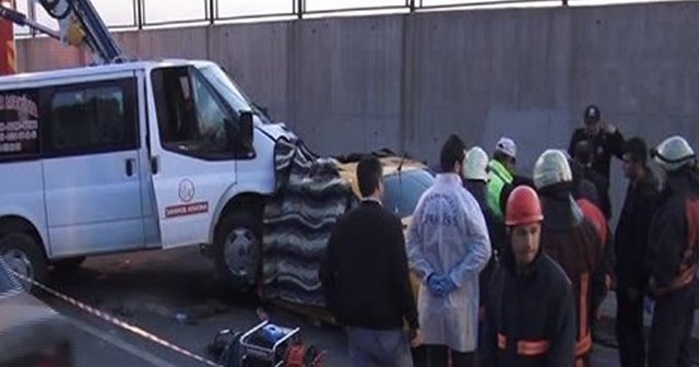 İstanbul&#039;da feci kaza, 2 ölü 3 yaralı