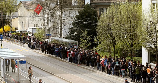 İsviçre&#039;de Türkler sandıklara akın etti