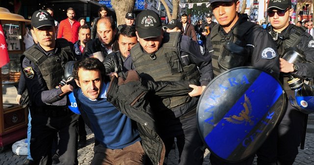 İzinsiz bildiri dağıtan gruba polis müdahalesi: 4 gözaltı