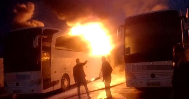 Kaçakçılar, uyuşturucu taşımayı reddeden 4 yolcu otobüsünü benzin dökerek yaktı