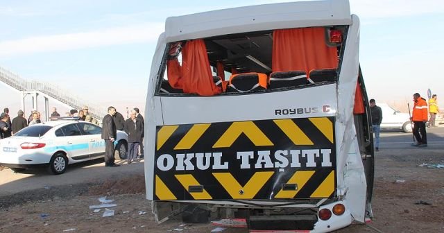 Kayseri&#039;de öğrenci servisi TIR&#039;a çarptı, ölü ve yaralılar var