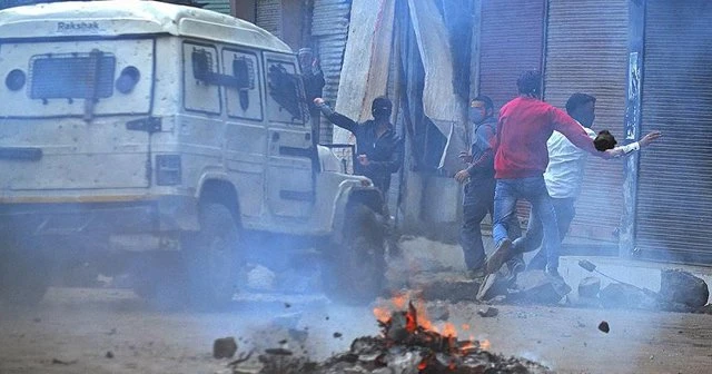 Keşmir'de kalabalığa ateş açıldı: 8 ölü, 100'den fazla yaralı