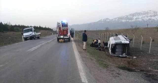 Konya&#039;da minibüs şarampole devrildi: Çok sayıda yaralı var