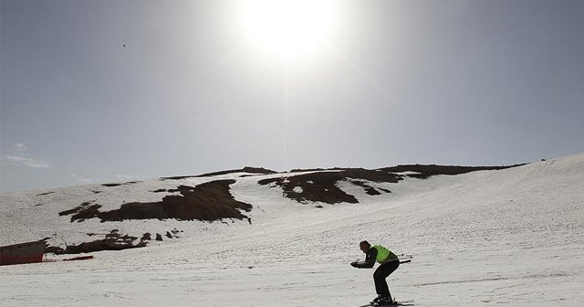 Nisan ayında kayak yarışması