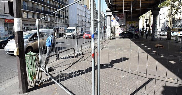 Paris&#039;te sığınmacılara &#039;tel çit engeli&#039;