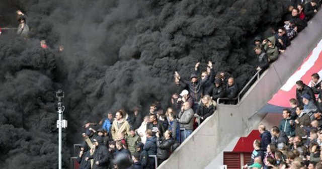 PSV Ajax maçında tribüne bomba atıldı