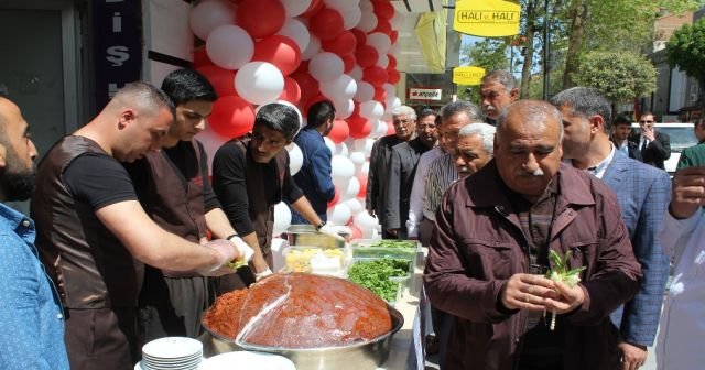 Referandumdan ’Evet’ çıkmasını çiğköfte dağıtarak kutladı