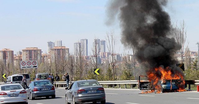 Seyir halindeki otomobil yandı