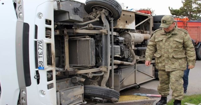 Sivas’ta askeri midibüs devrildi