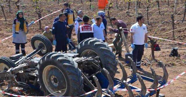 Ters dönen traktörün altında kalan 2 kuzen öldü