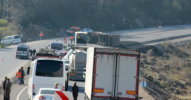 Tır devrildi, trafik kapandı