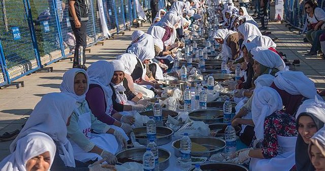 400 kadınla çiğ köfte yoğurma rekoru