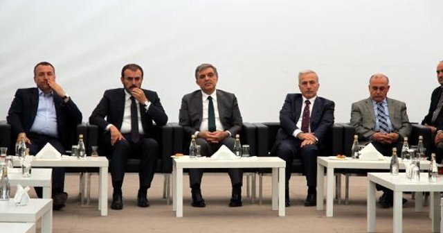 Abdullah Gül taziyeye gelenlere hilye dağıttı