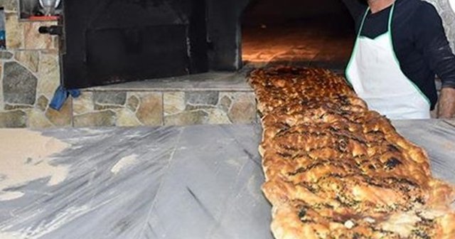 Amasya&#039;da 3 metre 90 santimetrelik ramazan pidesi