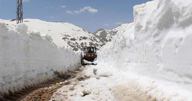 Antalya'da karla kaplı yayla yolları açılıyor