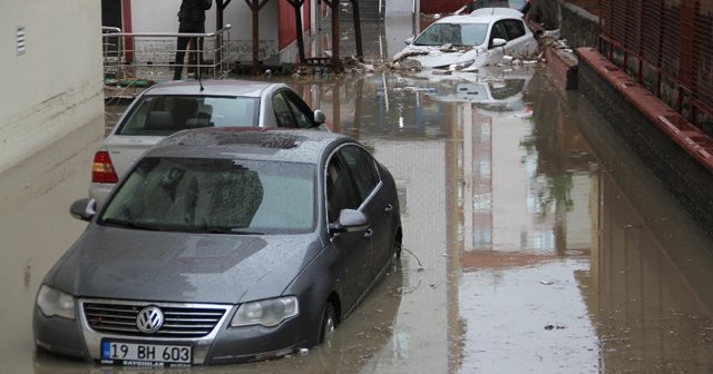 Apartman duvarı yıkıldı, araçlar sel sularına gömüldü