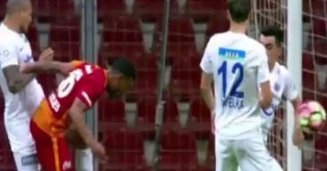 Arena'da ortalığı karıştıran pozisyon