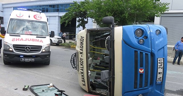 Ataşehir&#039;de yolcu minibüsü kazası: 8 yaralı