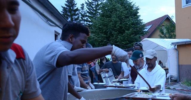 Avusturya’daki Müslümanlardan sığınmacılara iftar