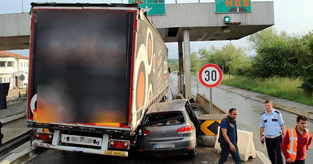 Aynı anda gişeye giren TIR ile otomobil sıkıştı