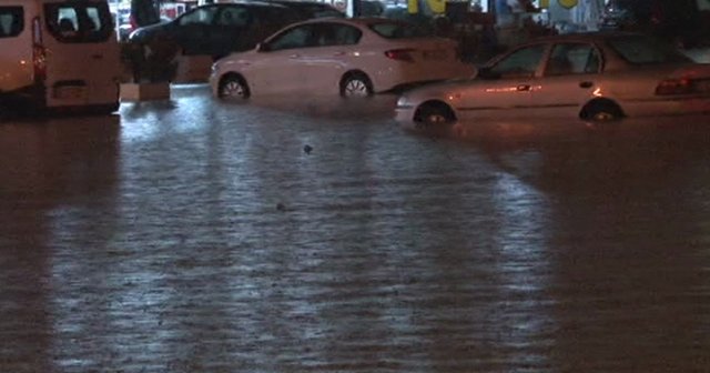 Başkent’te sağanak yağış hayatı olumsuz etkiledi