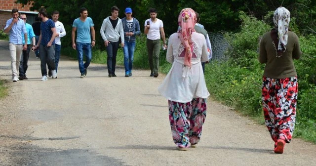 Bekar kızlar ve erkekler 'gönüllerinin sultanı'nı bulmak için o sokağa koştu