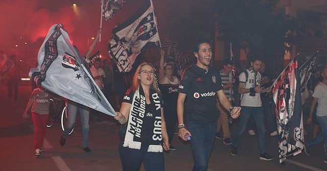 Beşiktaş taraftarı şampiyonluğu kutladı