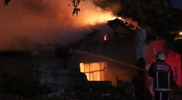 Beyoğlu&#039;nda korkutan gece kondu yangını