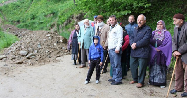 Bir inat uğruna mahalle yolunu ulaşıma kapattı!